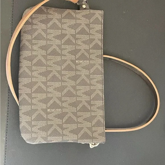 Michael Kors cross body hand bag/wristlet Authentic - Picture 2 of 11